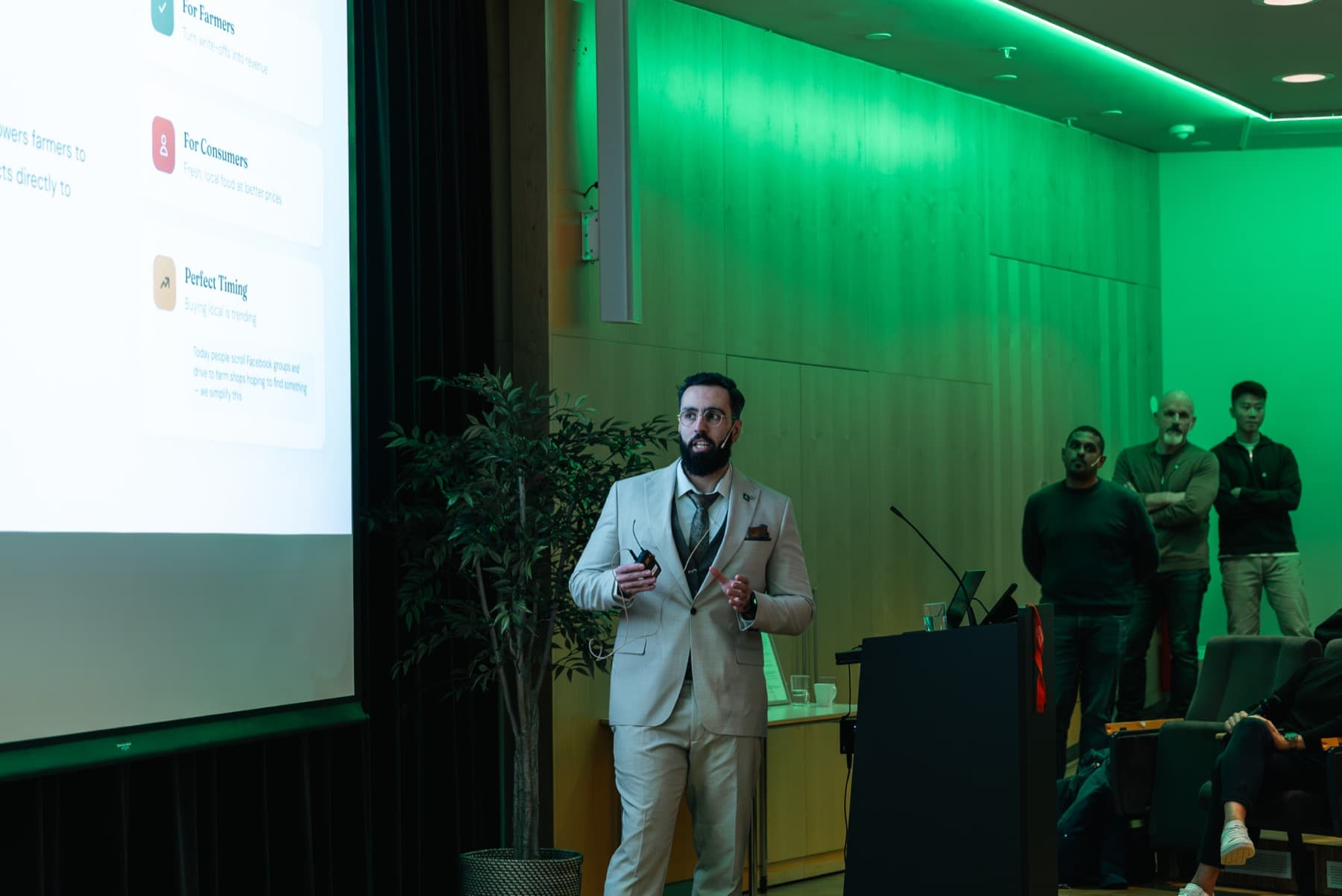 Founder pitcher på scenen under Demo Day